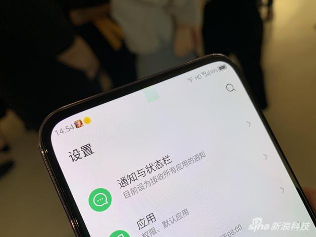 在白色主题下,摄像头部分还是比较明显的