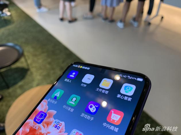 屏下摄像区域是矩形的
