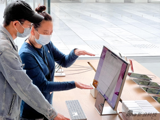 Wang Wei introduces iMac to customers at the Apple Store in Xidan Joy City