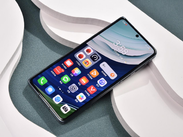 华为玄武钢化昆仑玻璃横空
出生?折叠屏的牢靠性有多主要