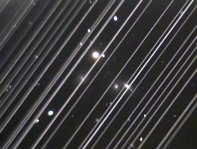 图6：美国亚利桑那州洛厄尔（Lowell）天文台在拍摄NGC5353/4的时候星链卫星自对角线贯穿望远镜整个视场，来源：Victoria Girgis/Lowell Observatory