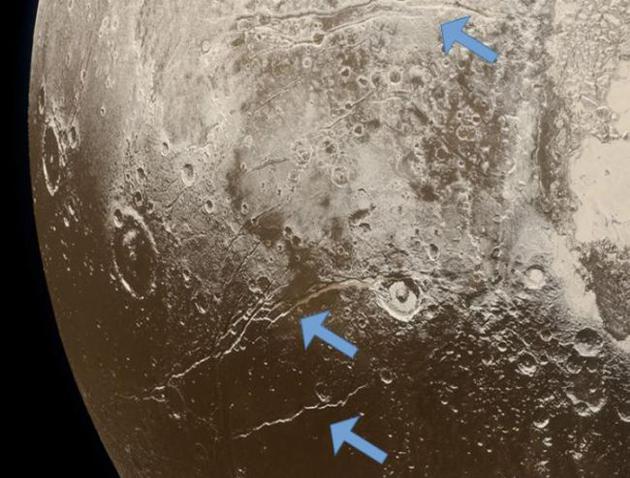 箭头标明了冥王星表面延展断层的位置，表明了冥王星地壳的扩张，科学家认为这是由于地下海洋的冻结造成的