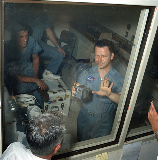 1969年7月25日，特里·斯莱扎克在和其他技术人员进入隔离区之前展示手上的月尘