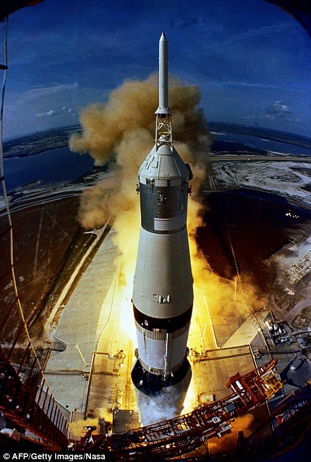 装载着阿波罗11号的土星5号火箭于当地时间1969年7月16日9时32分(13时32分UTC)在肯尼迪航天中心发射升空