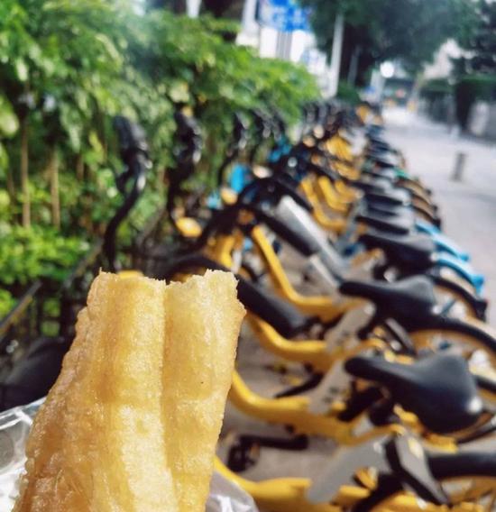 王輝在搬車,圖由受訪者提供