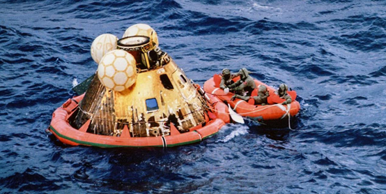 1969年7月，阿波罗11号任务成员在太空舱溅落后不久就穿上了生物隔离服，他们即将被接起并转移到大黄蜂号航空母舰上