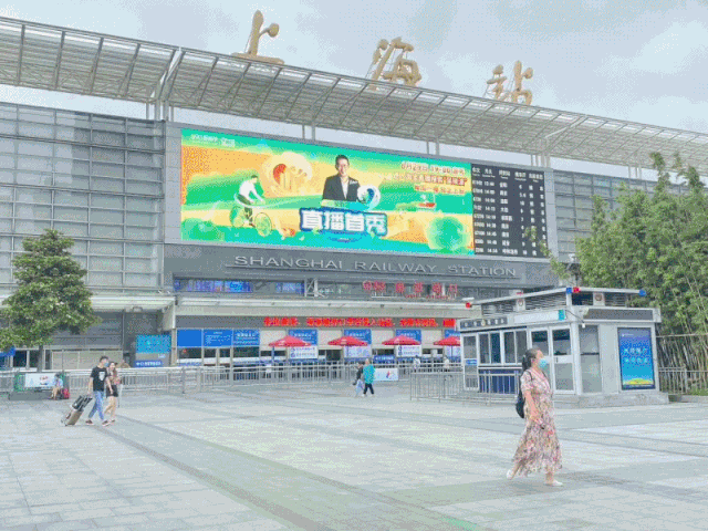 机场、高铁站关于“新国货首发”直播的广告
