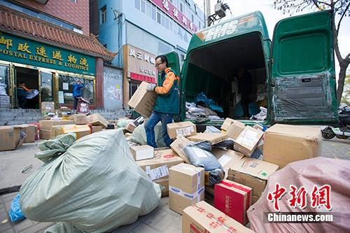 资料图:物流人员在分拣快递。中新社记者 张云 摄