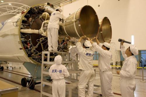 嫦娥二号安装发动机部件过程 图片来源：中国航天科技集团公司