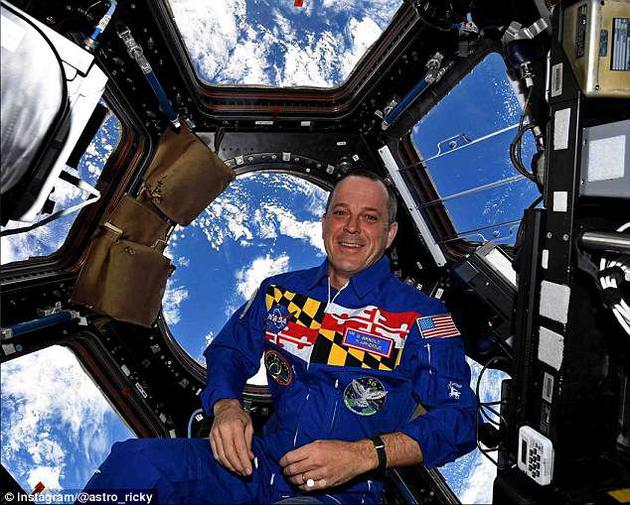 宇航员阿诺德此前还发布过从太空中拍摄的纳米比亚、澳大利亚和旧金山照片，以及在微重力环境中的自拍照。国际空间站位于地表上方400公里处，宇航员在其中开展各种实验。