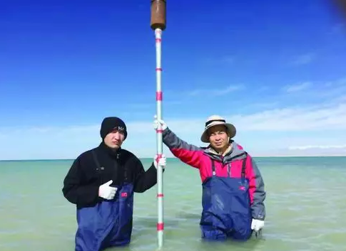 科研人员在盐湖淹没区测量水位。