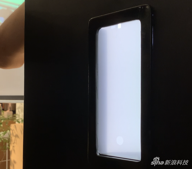 中兴现场展示的屏幕开孔