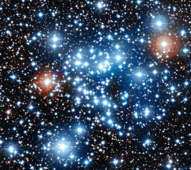 各种大小、颜色和质量的恒星（包括许多明亮的蓝色恒星），其质量是太阳的数十倍甚至数百倍。