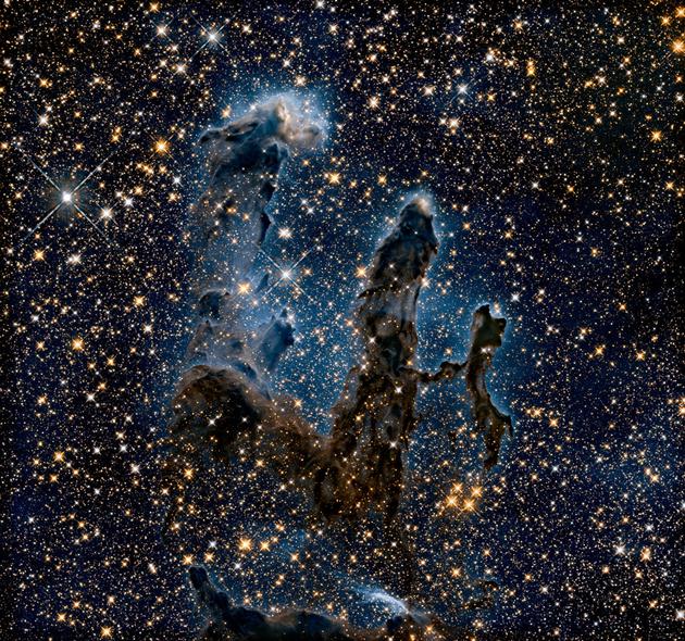 图为2015年哈勃望远镜仅用红外光拍摄的“创生之柱”照片，可以看出气体柱内部和周围形成的众多恒星。该照片仅用了两种色彩，波长1100纳米的红外光被呈现为蓝色，1600纳米的光线呈现为黄色。