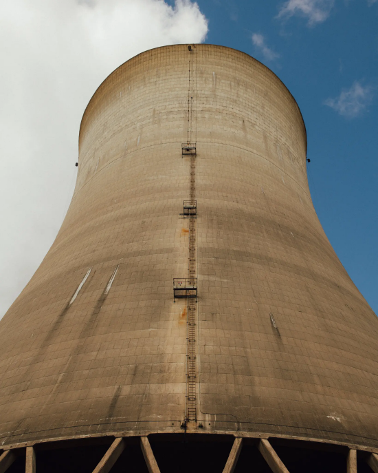 一座沉寂的核电站冷却塔矗立在宾夕法尼亚州三哩岛。美国能源部已为该核电站的重启提供 10 亿美元贷款担保。