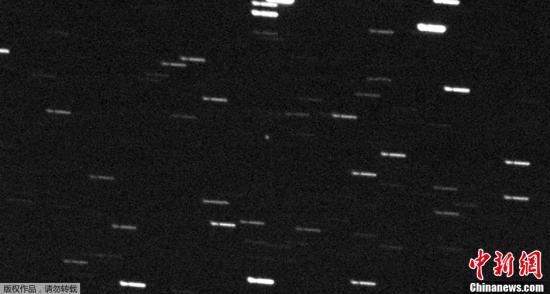 资料图:NASA发布拍摄于2013年2月15日,阿根廷境内的小行星掠过地球的图像。