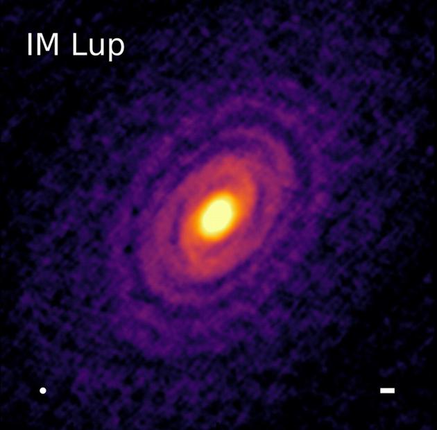 原恒星IM Lup周围有一圈原行星盘，不仅具有环形形状，还具有趋向中心的螺旋特点