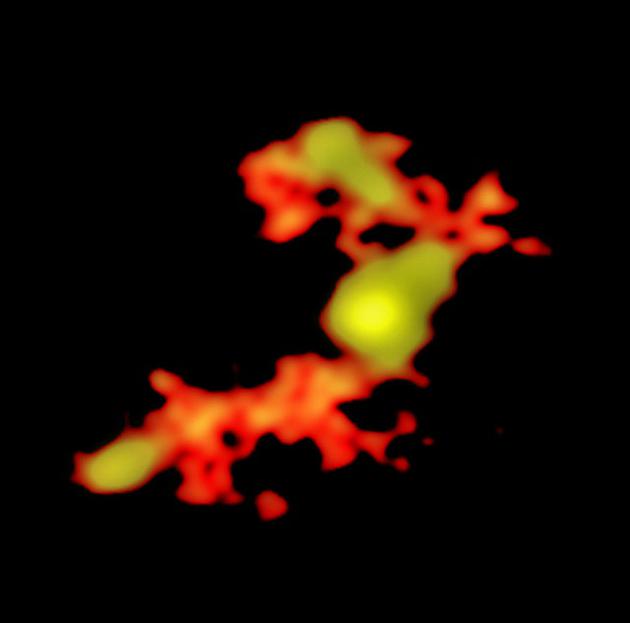 智利ALMA望远镜拍摄的图片显示，类星体WISE J224607.57?052635.0正通过气体与尘埃构成的连接带“吞食”三个邻近星系。