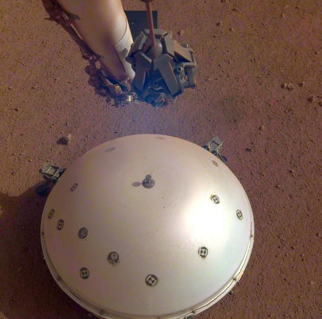由“洞察号”机械臂布放在火星表面上的火星地震仪