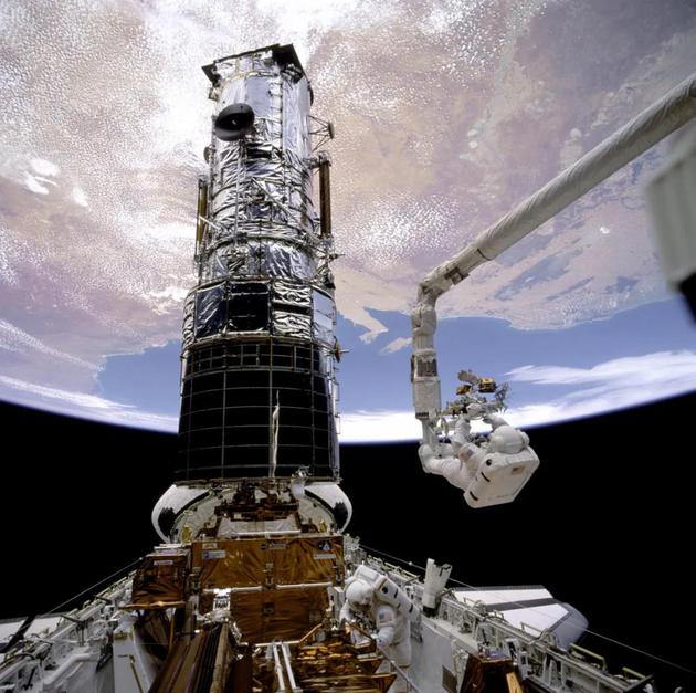 1993年12月，哈勃空间望远镜的第一次维修任务。/ NASA