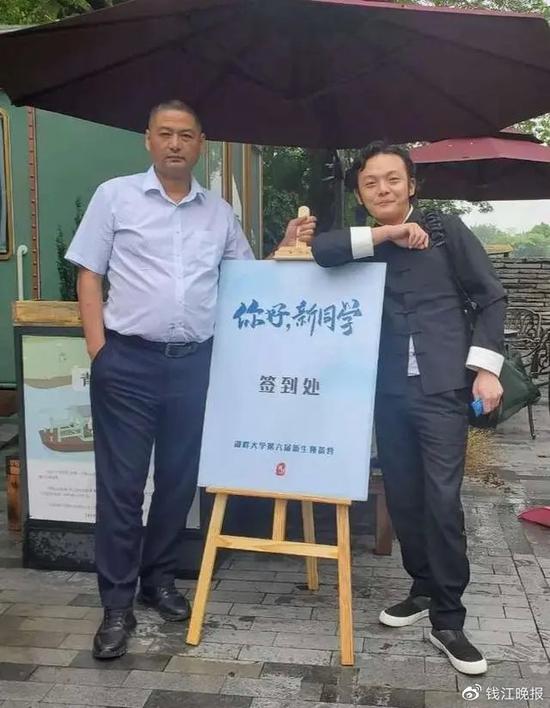一对湖南“兄弟”,今天正式成为同学。图左岳立华,图右文宾