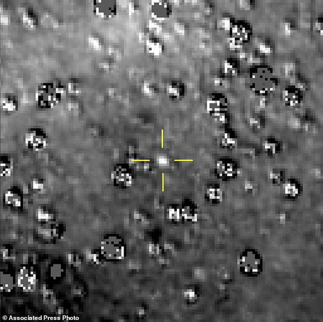 由NASA公布的这张合成图显示了柯伊伯带天体Ultima Thule(十字准心处)。新视野号在2018年8月16日拍摄了这一图像。