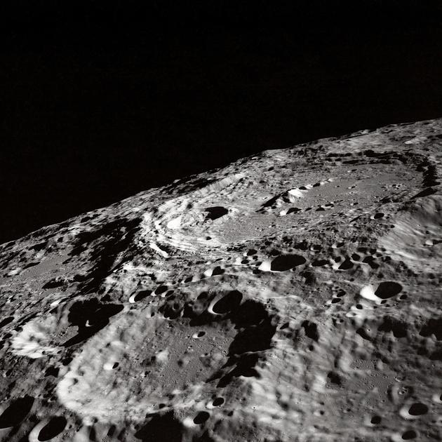 月球表面环形山 图片来源：pixabay