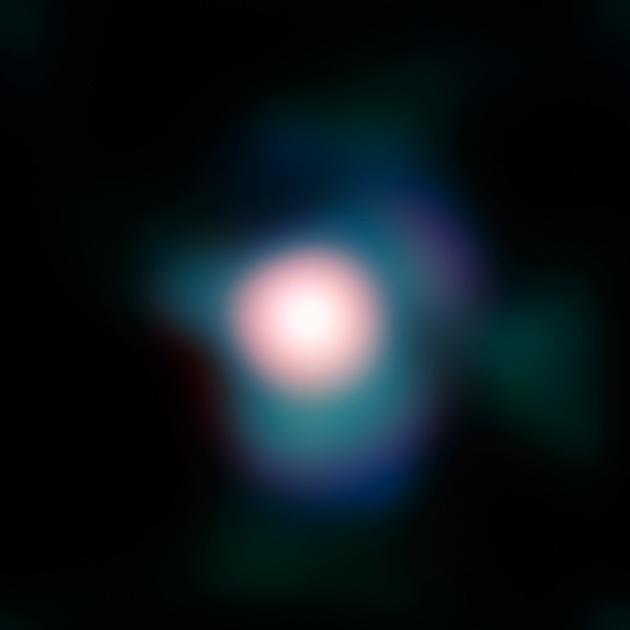 来自ESO的甚大望远镜所显示的图像，不仅有恒星的盘面，还有以前不知道的被气体围绕着的烟羽伴随着扩展的大气层