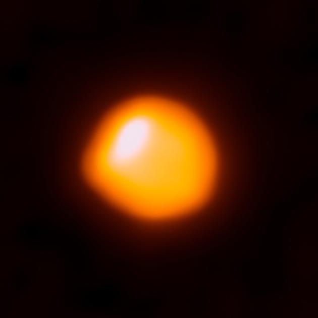 透过ALMA于2017年6月拍摄到的参宿四，这是迄今分辨率最高的太阳系外恒星照片，也是ALMA首度清楚观测到恒星表面