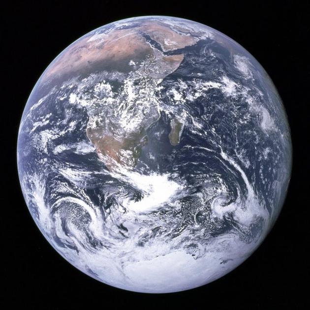 阿波罗17号任务拍摄的地球图片，展示了整个半球的水、陆地和云层情况。该图片第一次展现了南极冰盖，以及几乎整个非洲的海岸线和阿拉伯半岛。图片来源：美国国家航空航天局
