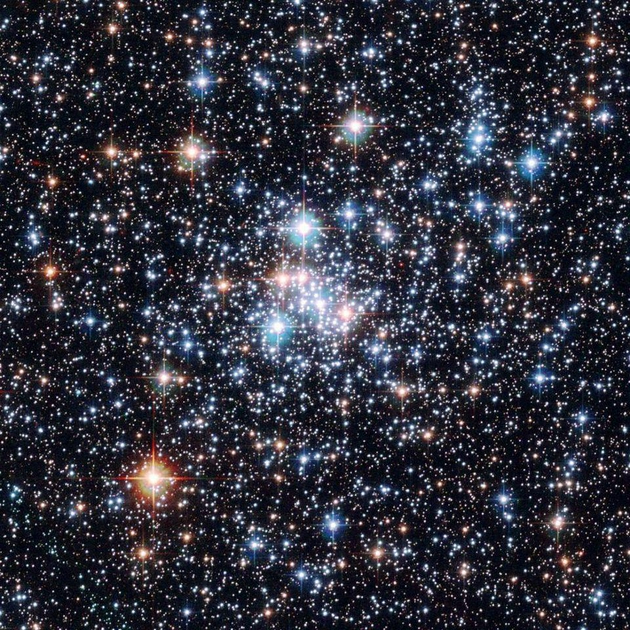 这张照片展示了由哈勃太空望远镜拍摄的开放星团ngc290。如图所示，这些恒星呈现出相应的属性、元素和行星（以及可能存在生命的可能性），因为所有的恒星在形成之前就已经死亡了。这是一个相对年轻的开放星团，其外观主要是大质量的亮蓝色恒星