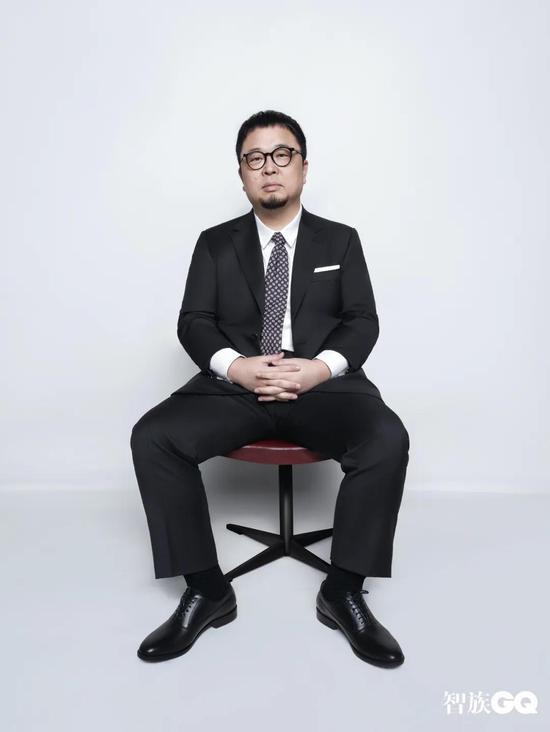黑色套西、衬衫、领带、皮鞋 均为Canali