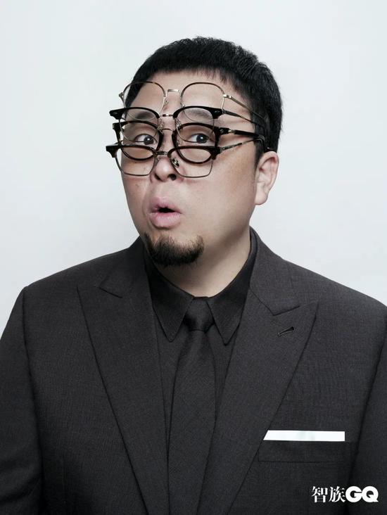 羊毛西装 衬衫 领带 均为 GQ Made 从上到下 玳瑁半框眼镜 Giorgio Armani from LensCrafters 黑框半框眼镜 Gentle Monster 深棕色玳瑁框眼镜 HAZE COLLECTION 深棕色玳瑁半框眼镜 Gentle Monster