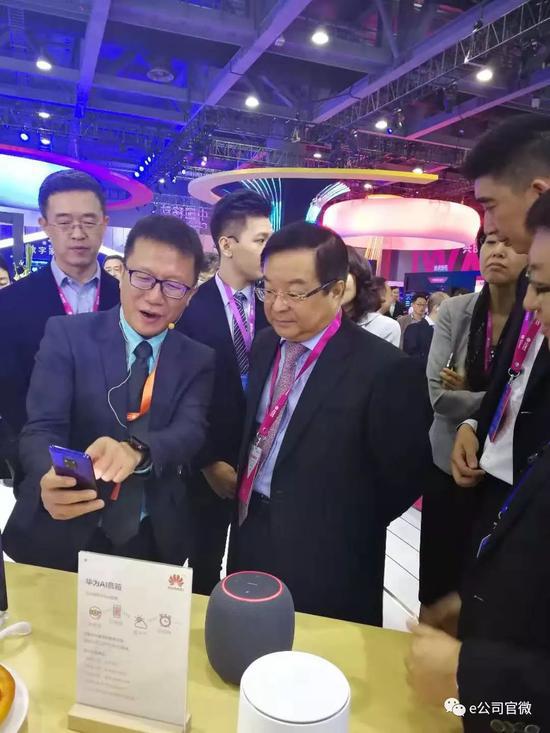 中国移动副总裁李正茂参观华为展台