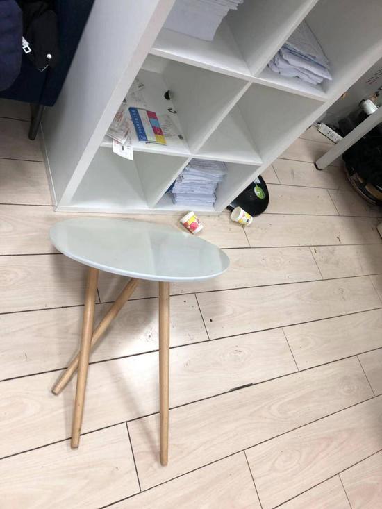 ▲被损坏的办公家具