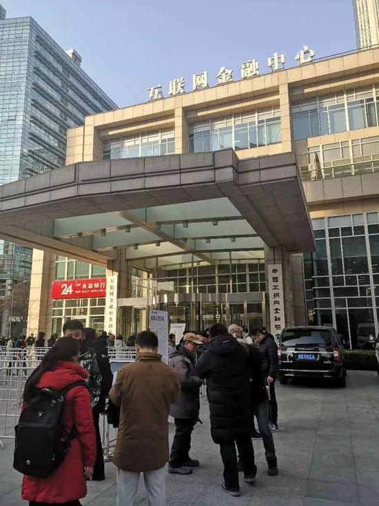 ofo北京总部门前百余人在排队退押金