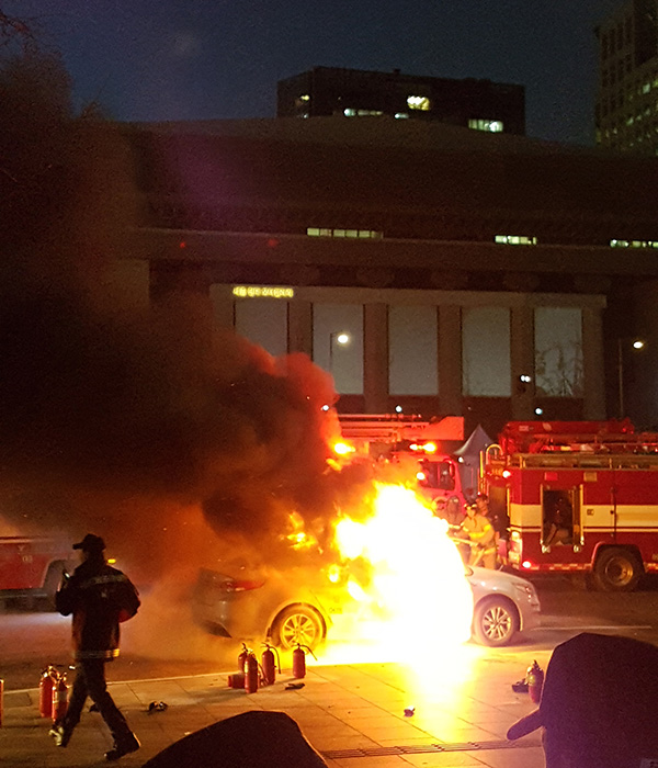 当地时间2019年1月9日,韩国首尔,因抗议韩国国内一款拼车软件,一名韩国出租车司机在靠近美国大使馆的街道自焚身亡。 视觉中国 图