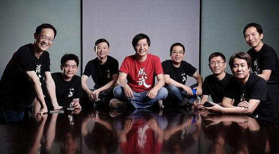 小米八位联合创始人合影,从左至右依次为林斌、黄江吉、周光平、雷军、黎万强、刘德、王川和洪锋