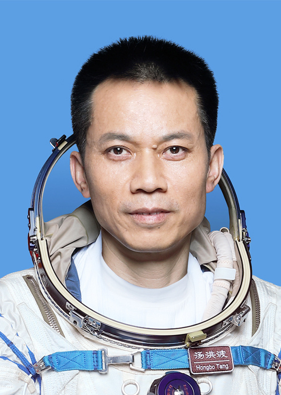 汤洪波同志扎实训练、艰苦磨砺，在第二批航天员中首个出舱活动。中共中央、国务院、中央军委授予汤洪波