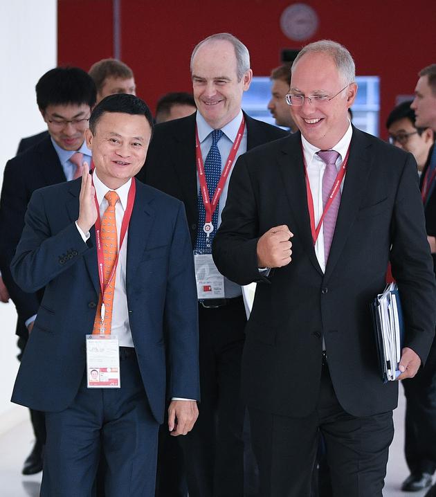 阿里巴巴集团董事局主席马云和俄罗斯直接投资基金CEO基里尔·德米特里耶夫在交流。