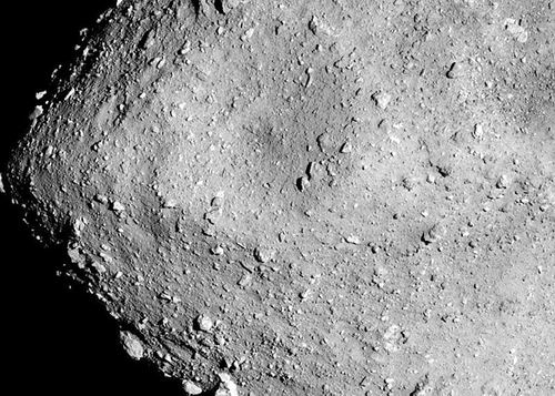 “龙宫”小行星表面粗糙，使着陆变得非常困难。图片来源：JAXA