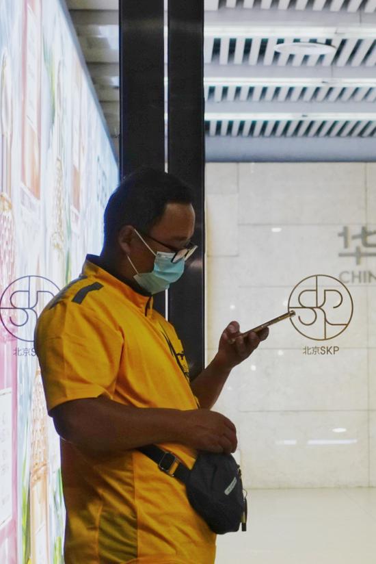 北京SKP B1F地铁口取餐处,一美团外卖员正在取餐。新京报记者 李凯祥 摄