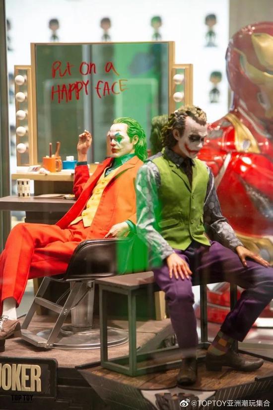 TOP TOY梦工厂店中的Joker雕塑
