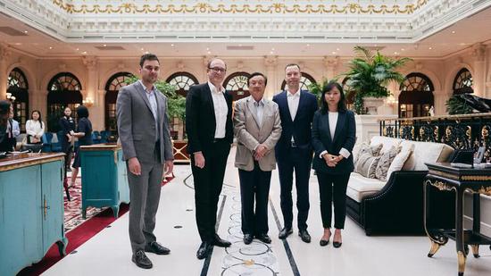 任正非与两家德媒的总编辑(左二、右二)合影 图自德国《商报》