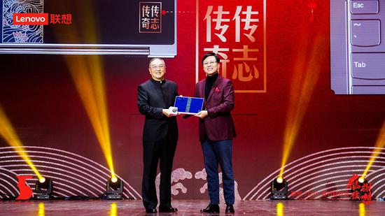 联想集团董事长杨元庆给柳传志送一份特殊的伴手礼。