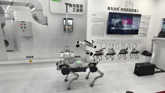 青鸟消防首次展示四足机器人“青鸟灵豹”，应对极端复杂与高危消防场景