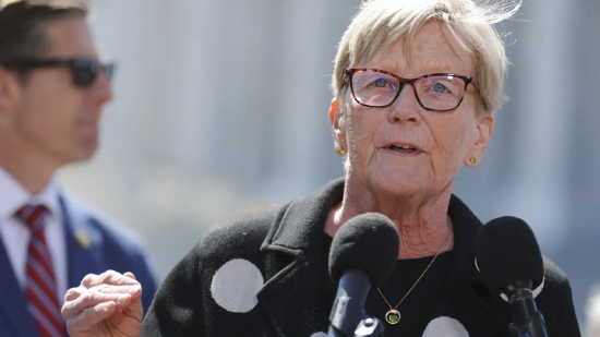 2025 年 4 月 9 日，美国华盛顿特区。缅因州民主党议员谢莉・平格里在美国国会大厦外出席气候行动运动组织的新闻发布会。与会者批评环保署署长李・泽尔丁正在削弱气候与清洁空气保护措施。