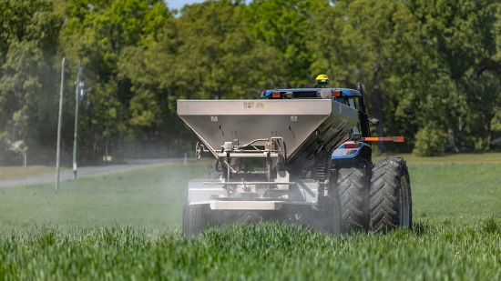 2026 年 4 月 10 日，北卡罗来纳州中国林 Grove 地区，农民正在田间施肥。美以联合空袭伊朗后，伊朗封锁了霍尔木兹海峡 —— 全球能源运输的关键水道，导致美国农民面临化肥和柴油价格飙升的双重打击。