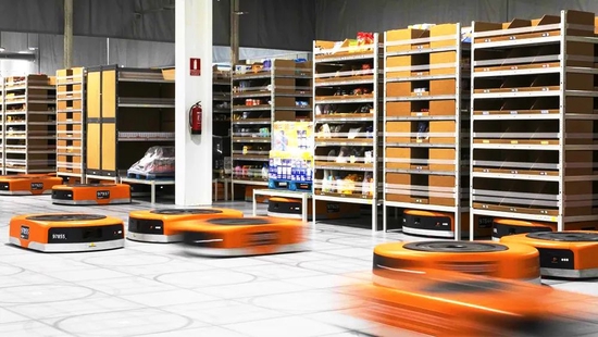 早在2019年,Amazon已经在物流中使用超过20万个机器人