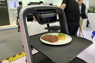 网络爆款Pudu送餐机器人